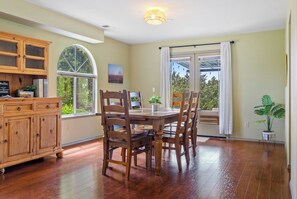 Dining - Hive Vista @Castoro | Vineyard View Stay + EV (Templeton)