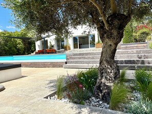 Utendørsbasseng og et oppvarmet basseng