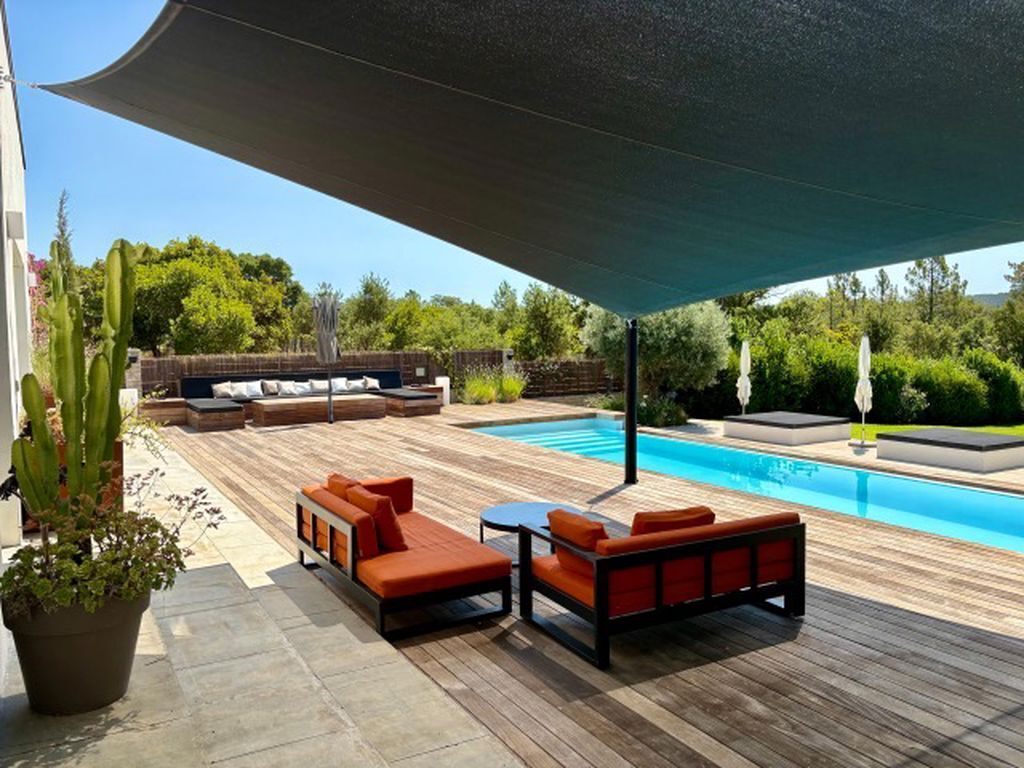 Una piscina al aire libre, una piscina climatizada