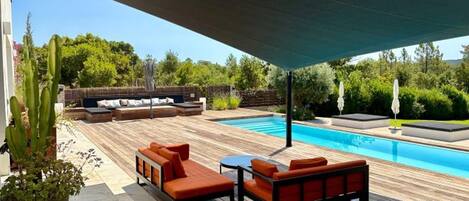 Una piscina al aire libre, una piscina climatizada