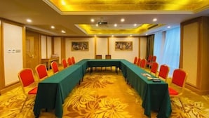 A conference room with a long table, red chairs, and a carpeted floor. - Vienna Hotel (Wuhan Central China Normal University, Huquan Metro Station) (Wuhan)