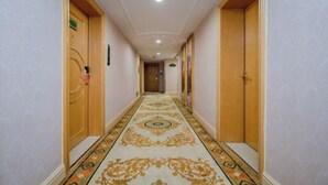 A hallway with ornate carpet, wooden doors, and a ceiling light. - Vienna Hotel (Wuhan Central China Normal University, Huquan Metro Station) (Wuhan)