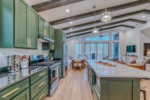 Jääkaappi, mikroaaltouuni, uuni, liesi