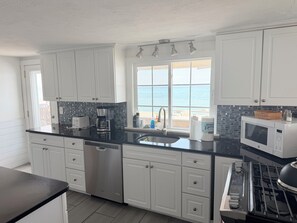 Coffee/tea maker, fridge, microwave, oven - Wake up to spectacular sunrises and the sound of waves at this great beach house (Marshfield)