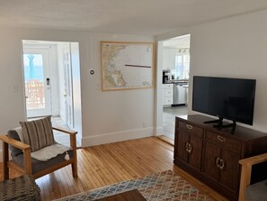 Smart TV - Wake up to spectacular sunrises and the sound of waves at this great beach house (Marshfield)
