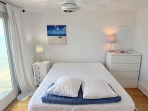 4 bedrooms, iron/ironing board, WiFi (free), bed sheets - Wake up to spectacular sunrises and the sound of waves at this great beach house (Marshfield)