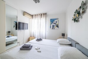 2 bedrooms, iron/ironing board, travel cot, free WiFi