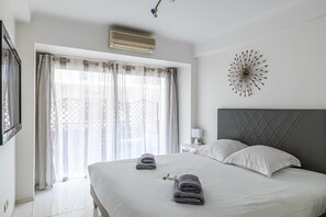 2 habitaciones, tabla de planchar con plancha y cuna de viaje 