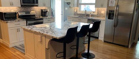 Kjøleskap, mikrobølgeovn, ovn og kokeplater