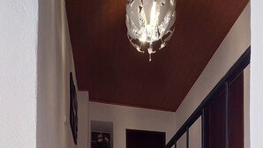 Una escalera con una planta en el rellano.