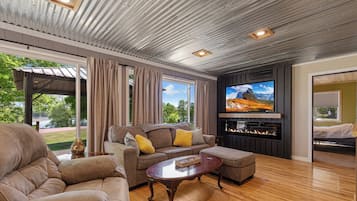 Smart TV, fireplace