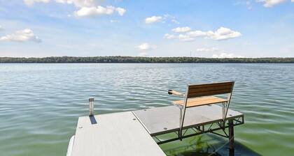 Charming 3-bedroom Lake House with dock, hot tub, AC in delightful Waterville