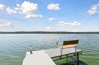 Charming 3-bedroom Lake House with dock, hot tub, AC in delightful Waterville