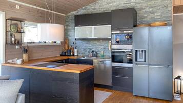 KylskÄp, spishÀll, diskmaskin och kaffe- och tebryggare