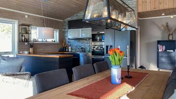 KylskÄp, spishÀll, diskmaskin och kaffe- och tebryggare