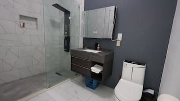 Luxury Suite, Pool View | Bathroom