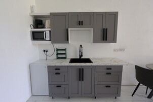 Luxury Suite, Pool View | Private kitchen