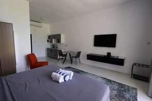 Luxury Suite, Pool View | 1 bedroom, free WiFi