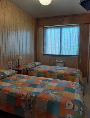 2 bedrooms, bed sheets - Apartment in playa de ber. (Pontedeume)