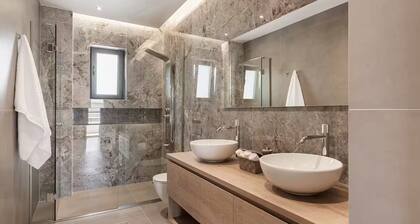 Luxury 3-BD condo with 80sqm balcony in Glifada