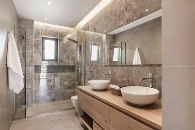 Luxury 3-BD condo with 80sqm balcony in Glifada