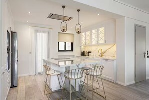 Réfrigérateur, four à micro-ondes, un four, surface de cuisson