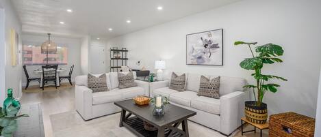 Smart-TV, Kamin, Tischtennisplatte, Bücher