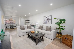 Smart TV, fireplace, ping pong, books - CASA BLANCO-Anasazi Village-Best Sunset & Golf Course View (Phoenix, Arizona)