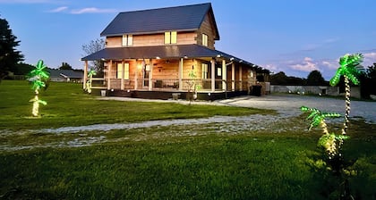 Spacious unique Private 3- unit fully equipped Getaway sleeps 17