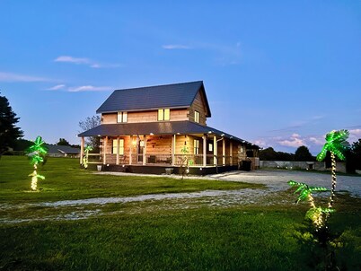 Spacious unique Private 3- unit fully equipped Getaway sleeps 17