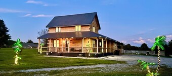 Spacious unique Private 3- unit fully equipped Getaway sleeps 17