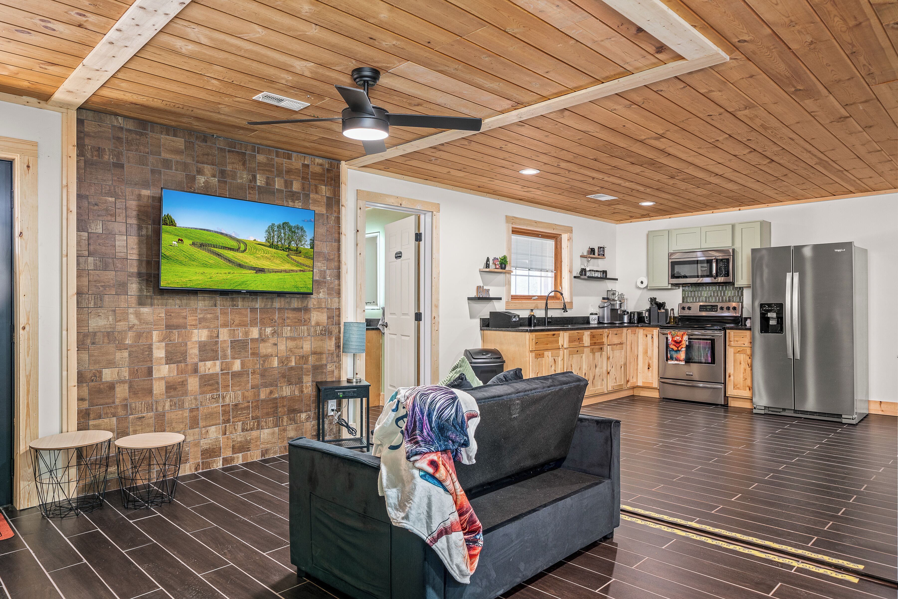 Älytelevisio, takka, pöytäjalkapallopöytä