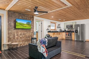 スマートテレビ、暖炉、テーブルサッカー台