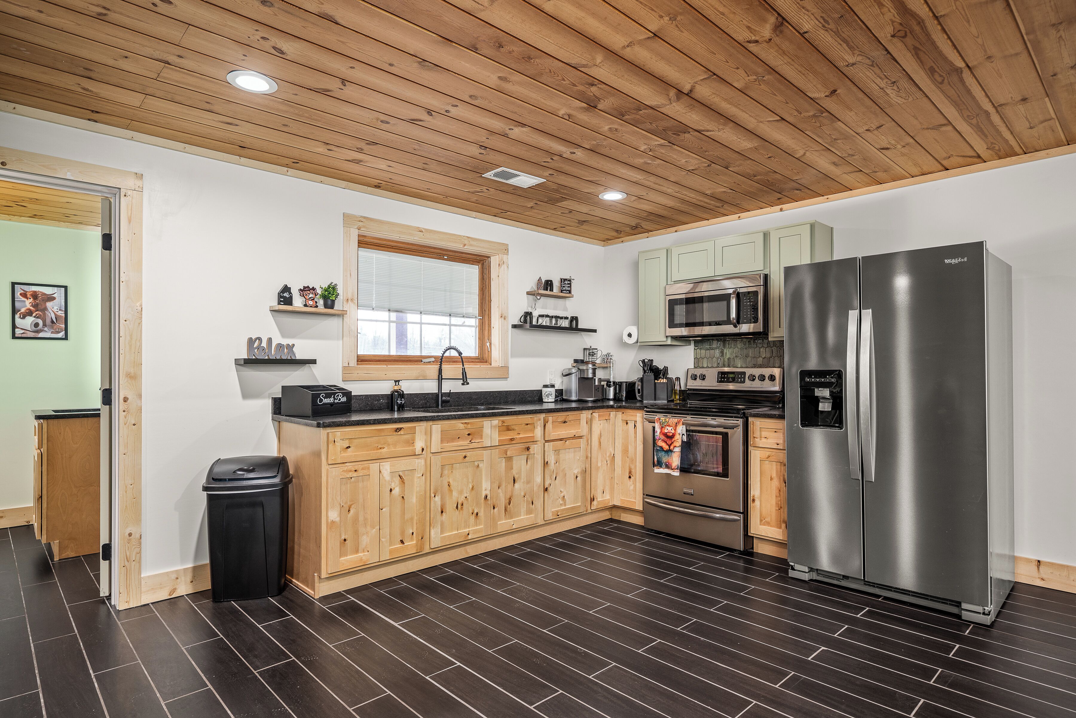 Jääkaappi, mikroaaltouuni, uuni, liesi