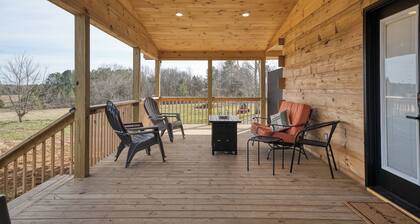 Spacious unique Private 3- unit fully equipped Getaway sleeps 17