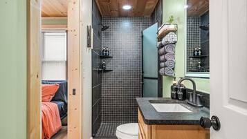 Dusj, hårføner, håndklær og såpe