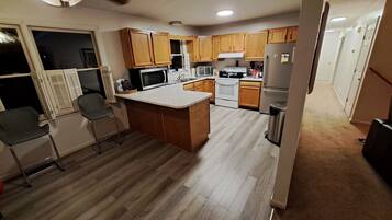 Een koelkast, een microgolfoven, een oven, een kookplaat