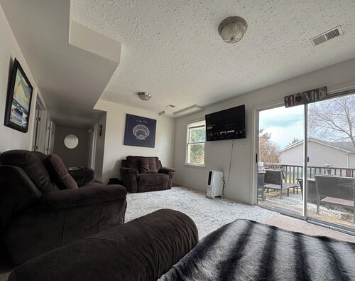  3BDR, 3 Full-Bath house in City, 2 living rooms [3,000 sq. ft.] - Pet Friendly!