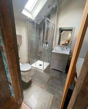 Douche, sèche-cheveux, serviettes fournies, savon