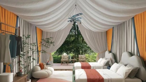 Un dormitorio con dos camas, una mesita de noche de madera, una lámpara colgante y vistas al exterior.