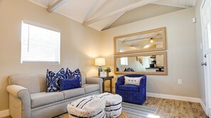 Nhà, nhiều giường, có thể sử dụng hồ bơi, quang cảnh thành phố (Pepper Complex Mesa) | Khu phòng khách