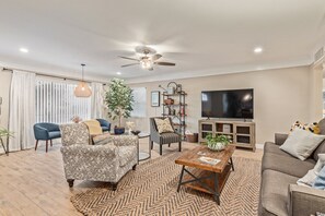 Nhà, nhiều giường, có thể sử dụng hồ bơi, quang cảnh thành phố (Pepper Complex Mesa) | Khu phòng khách