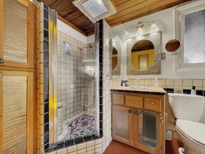 Studio, 1 Queen Bed, Kitchen, City View (Washington STUDIO) | Bathroom