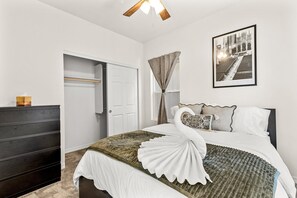 House, 2 Queen Beds, Balcony, Mountain View (Butler Flagstaff) | 2 bedrooms, individually decorated, individually furnished, bed sheets