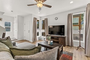 House, 2 Queen Beds, Balcony, Mountain View (Butler Flagstaff) | Living area