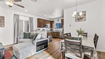 House, 2 Queen Beds, Balcony, Mountain View (Butler Flagstaff) | Living area