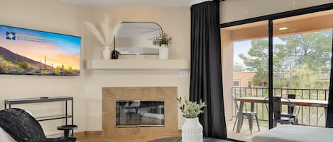 Appart'hÎtel, plusieurs lits, balcon, vue montagne (Kings Way #201 Fountain Hills) | Coin séjour | Cheminée, station d'accueil MP3