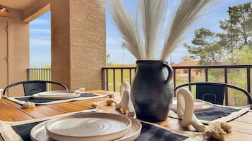 Condo, Multiple Beds, Balcony, Mountain View (Kings Way #201 Fountain Hills) | In-room dining