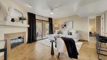 Condo, várias camas, sacada, vista para a montanha (Kings Way #201 Fountain Hills) | Área de estar | Lareira, dock para MP3