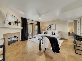 公寓式客房, 多张床, 阳台, 山景 (Kings Way #201 Fountain Hills) | 起居区 | 壁炉、MP3 基座